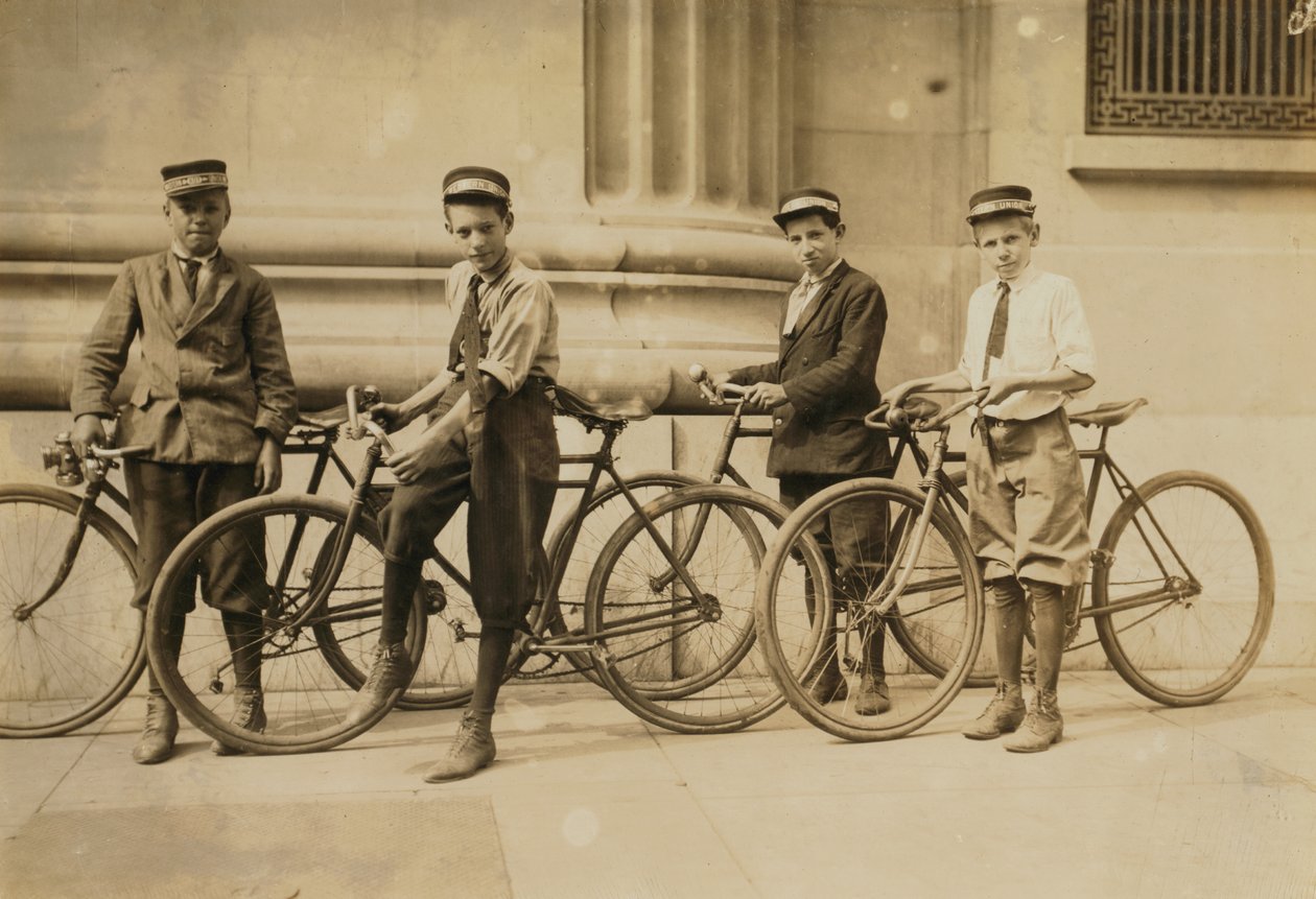 Gruppe von Western Union Boten in Norfolk, Virginia, 1911 von Lewis Wickes Hine