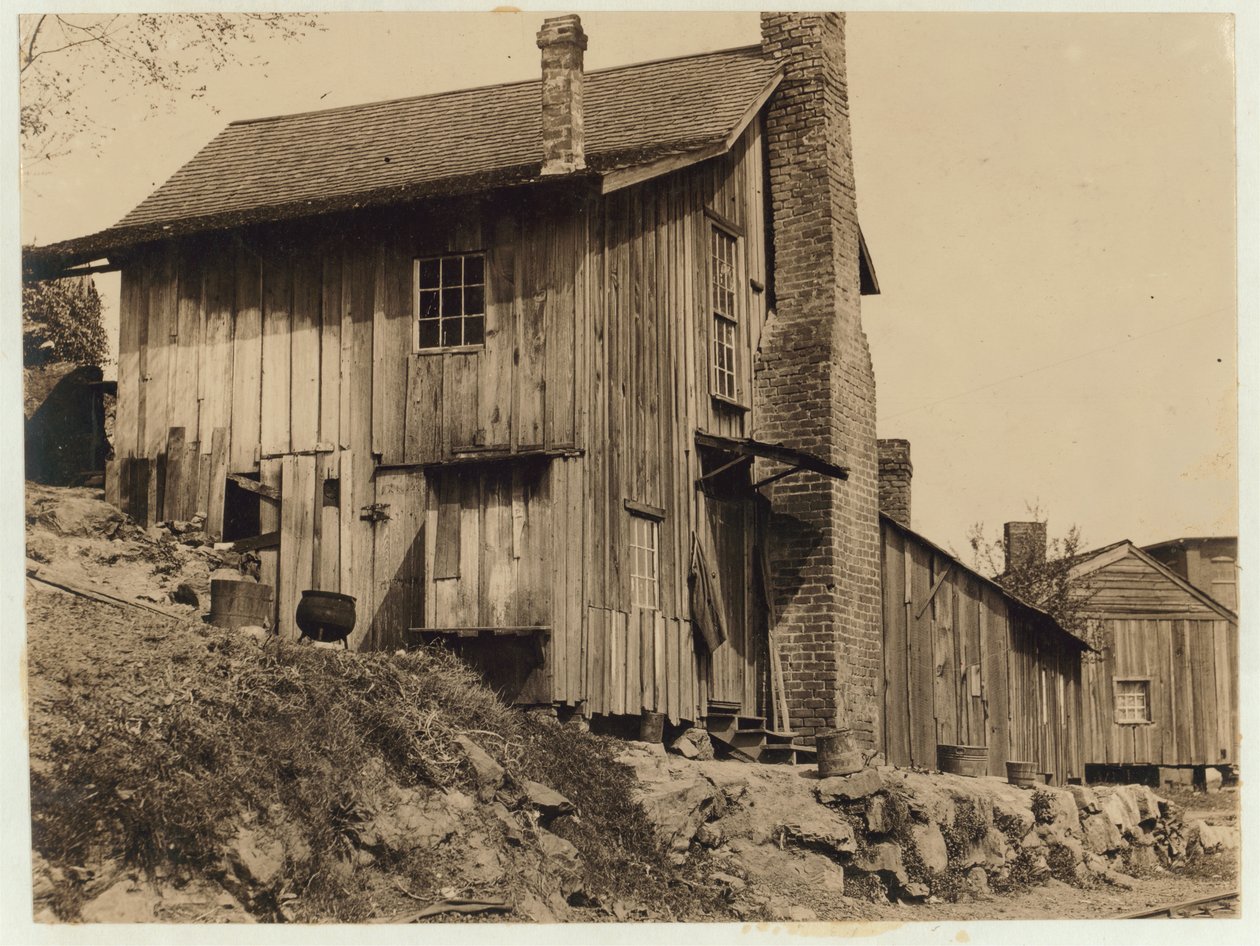 Arbeiterunterkünfte in der Rome Hosiery Mill, Georgia, 1913 von Lewis Wickes Hine