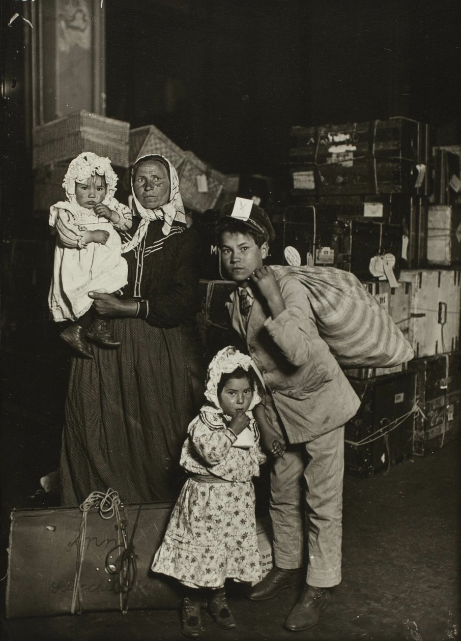 Italienische Familie sucht verlorenes Gepäck, Ellis Island von Lewis Wickes Hine