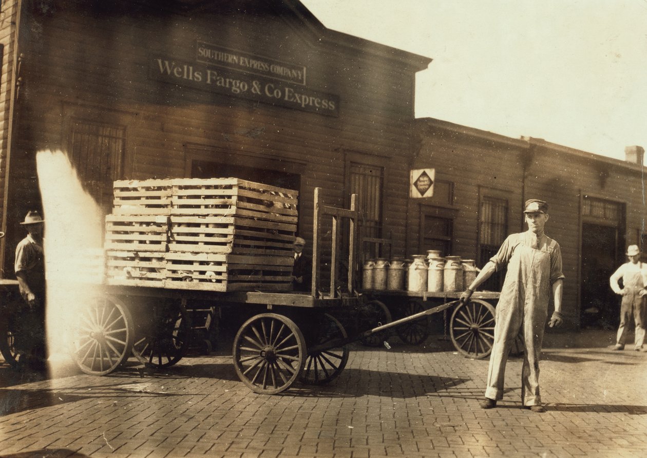Männer vor einem Wells Fargo und Co Express Depot mit Kisten und Milchkannen, Springfield, Missouri, 1916 von Lewis Wickes Hine