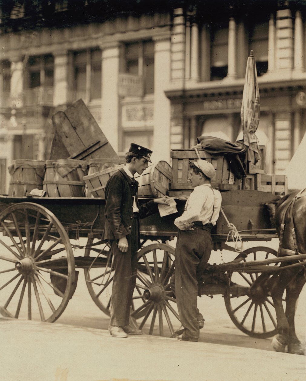 Botenjungen im Gespräch am Union Square, New York von Lewis Wickes Hine