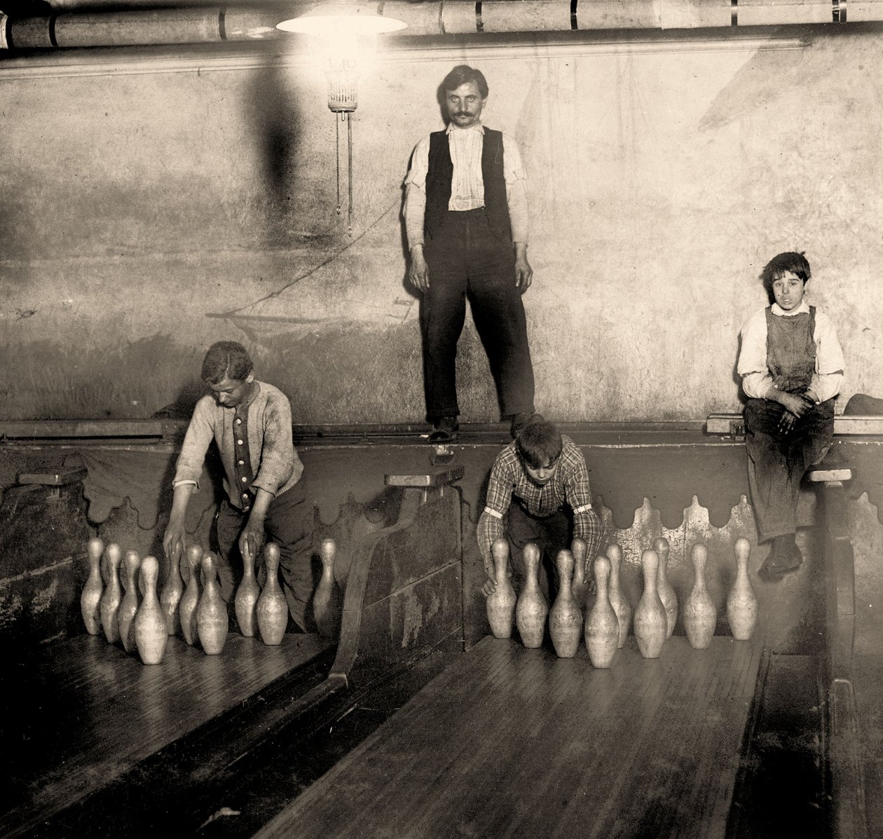 Pinboys in einer U-Bahn-Bowlingbahn, 65 South Street, Brooklyn, New York, 1910 von Lewis Wickes Hine