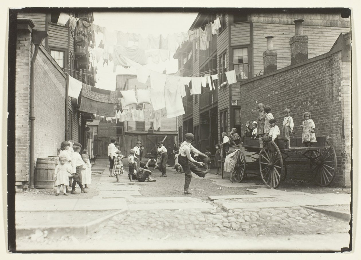 Spielplatz in einem Mühlendorf (Spielplatz in einer Mietshausgasse), Boston von Lewis Wickes Hine