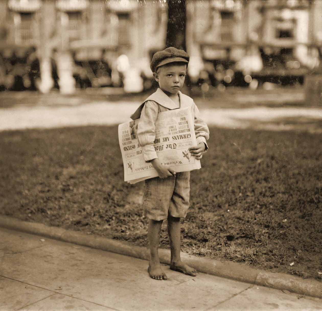 Porträt eines Zeitungsverkäufers, ca. 1910 von Lewis Wickes Hine