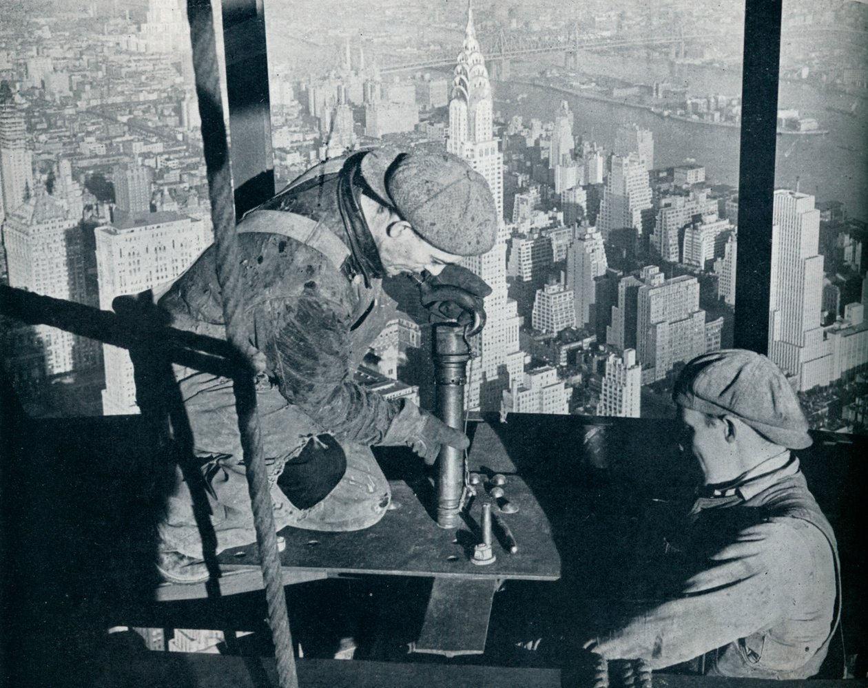 Nieten der letzten Bolzen am Morgenmast des Empire State Building, ca. 1931 von Lewis Wickes Hine