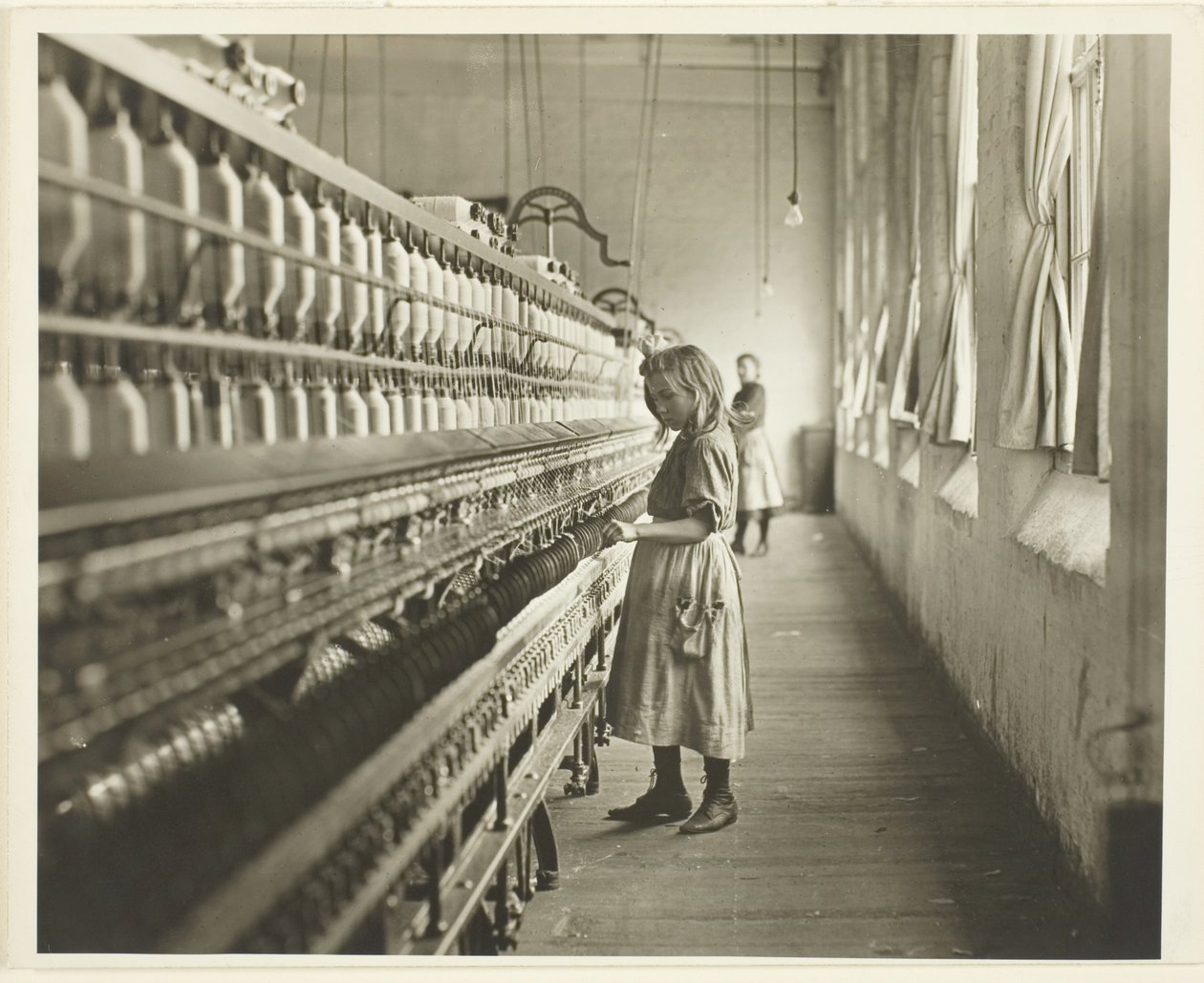 Sadie Pfeifer, eine Baumwollspinnerin, Lancaster, South Carolina von Lewis Wickes Hine
