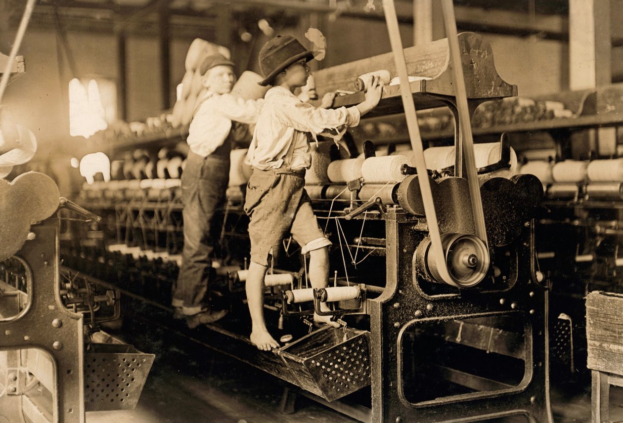 Spindeljungen in einer Baumwollspinnerei in Georgia (ca. 1909) von Lewis Wickes Hine