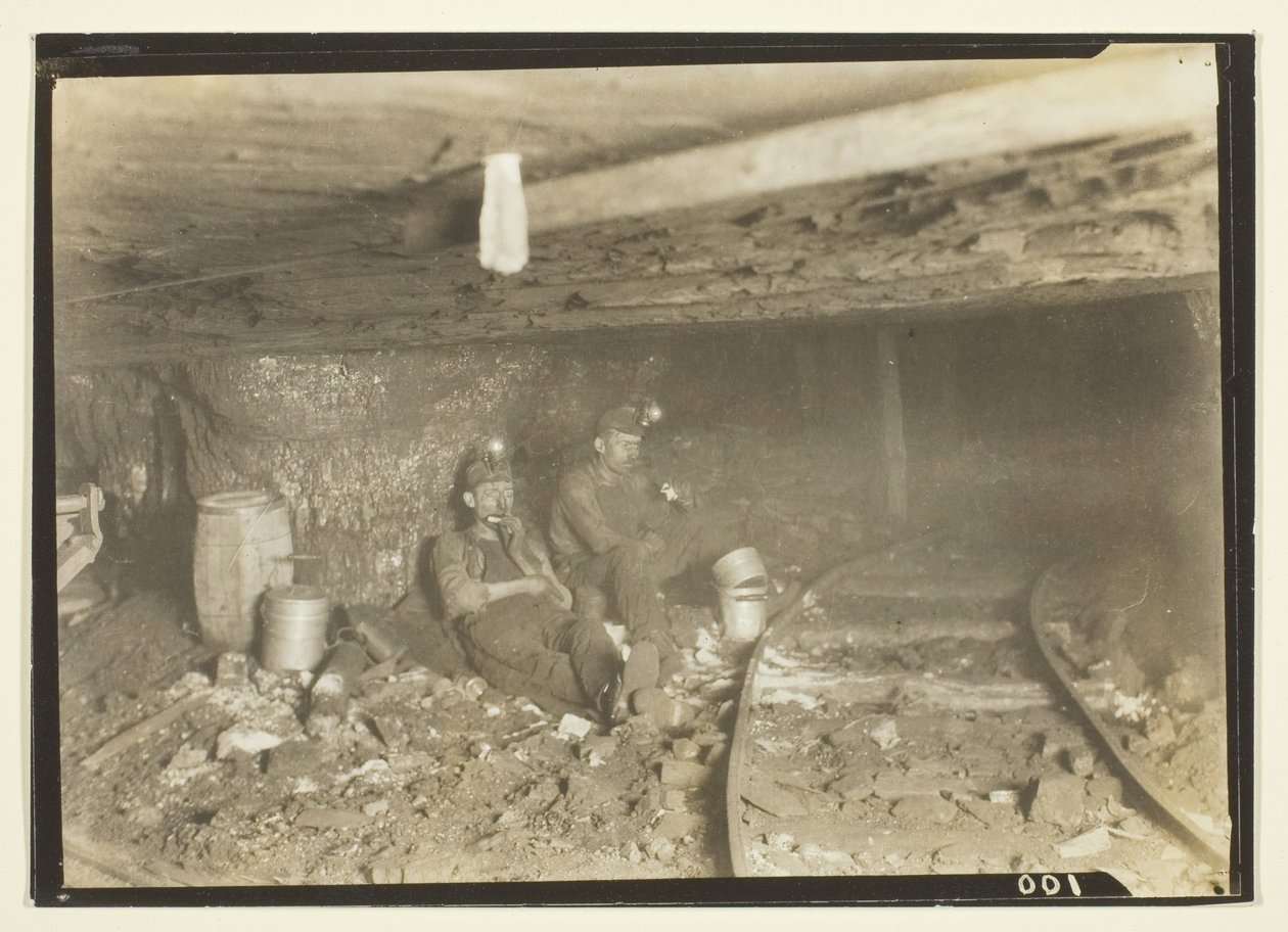 Diese Bergleute mögen ihr Mittagessen und eine kleine Pause in solch niedrig deckenden Eingängen von Lewis Wickes Hine