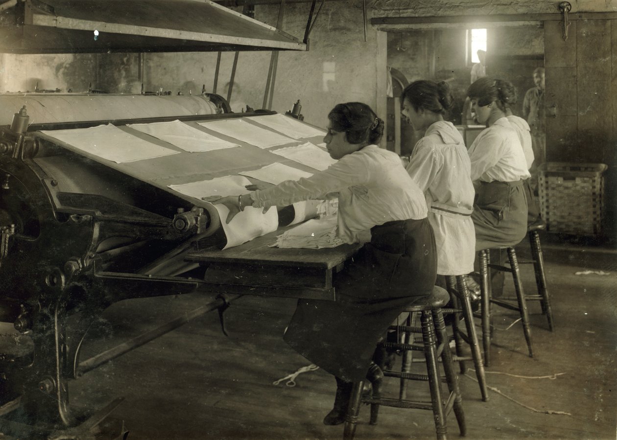 Drei junge Teenager-Mädchen arbeiten an einer Mangel in der Bonanno Wäscherei, Boston, Massachusetts von Lewis Wickes Hine
