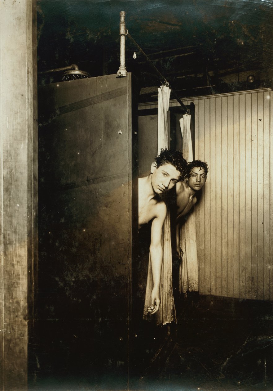 Zwei Jungen duschen bei der Postal Telegraph Company, Broadway, New York City, New York, USA, um 1910 von Lewis Wickes Hine