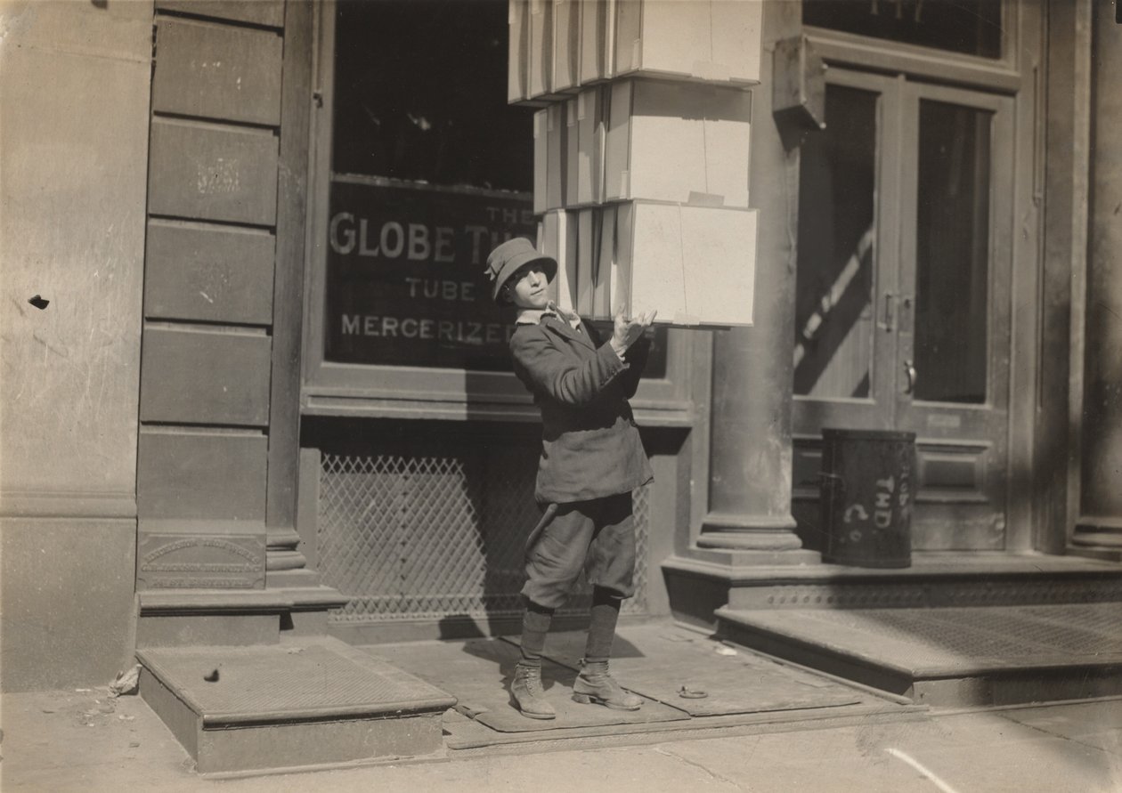 Wagenjunge oder "Schwanzjunge" hilft beim Beladen des Wagens, ca. 1914 von Lewis Wickes Hine