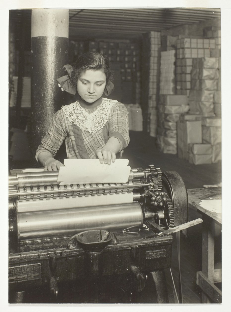 Junger Arbeiter in einer Papierboxfabrik von Lewis Wickes Hine