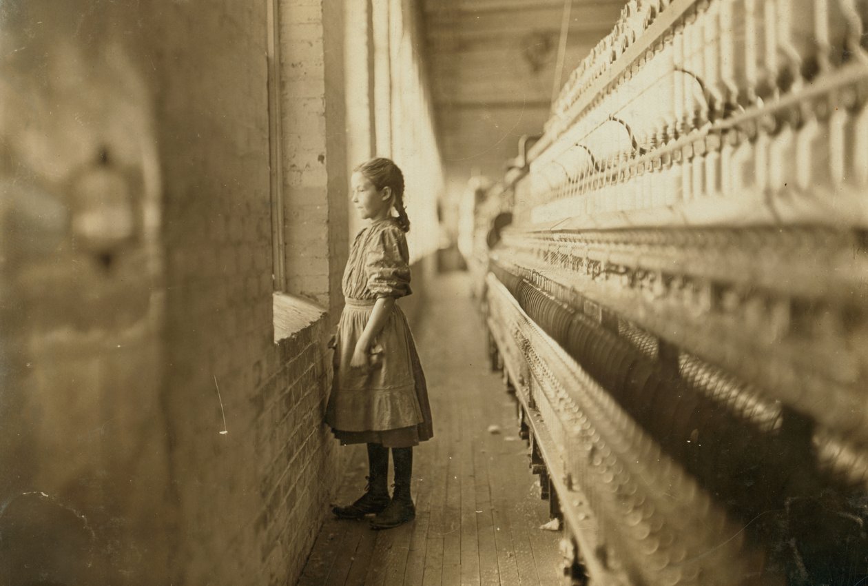 Junges Mädchen, das in einer Mühle arbeitet, Lincolnton, North Carolina, USA, ca. 1908 (s/w Foto) von Lewis Wickes Hine