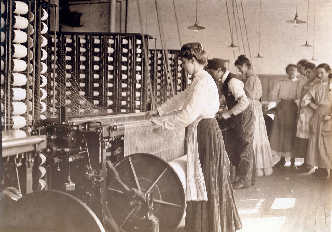 Junge Frauen arbeiten an einer Spinnmaschine in einer Baumwollfabrik, South Carolina, 1908 von Lewis Wickes Hine