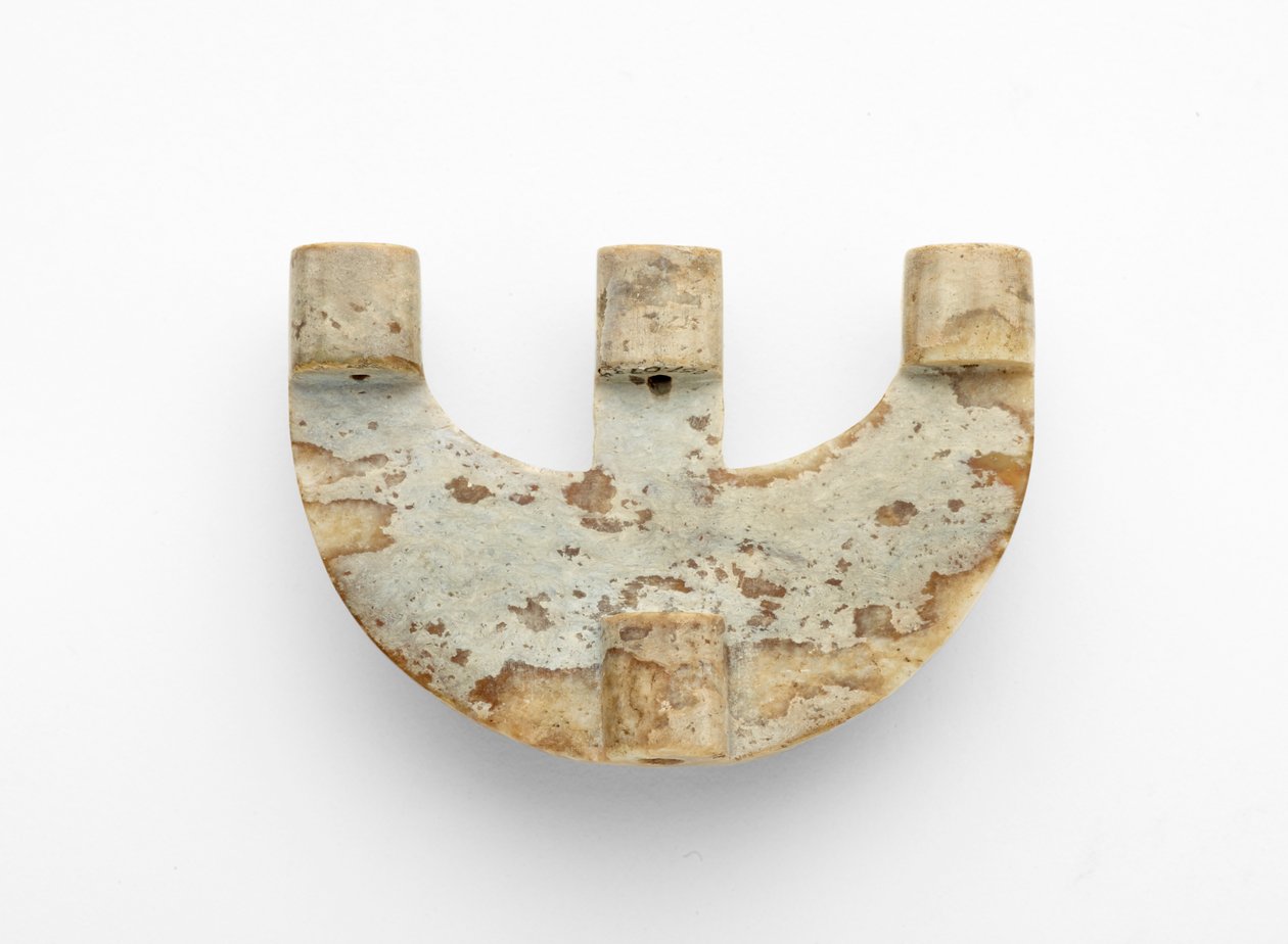 Bogenförmiger Anhänger mit zusätzlicher Dekoration, ca. 3300-2250 v. Chr. von Liangzhu culture