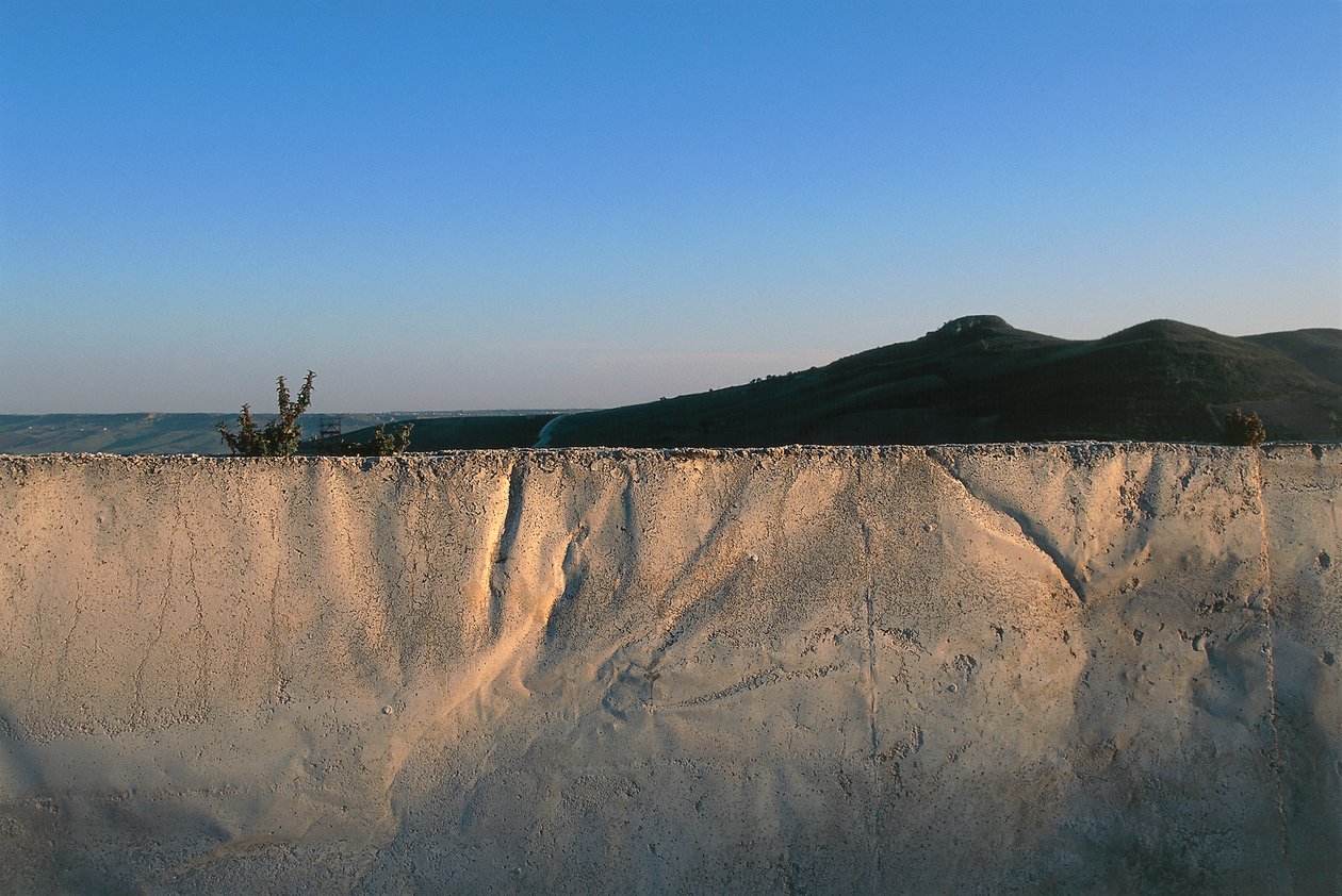 Das Große Cretto (oder Riss von Burri), von Alberto Burri, Ghibellina Sizilien, Italien (Foto) von Unbekannt Unbekannt