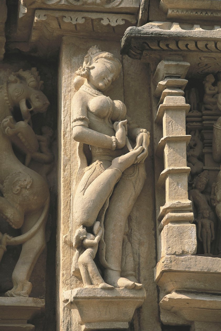 Relief, das eine Surasundari (himmlische Schönheit) darstellt, Parshvanatha-Tempel, Khajuraho-Gruppe von Denkmälern (UNESCO-Weltkulturerbe) von Unbekannt Unbekannt