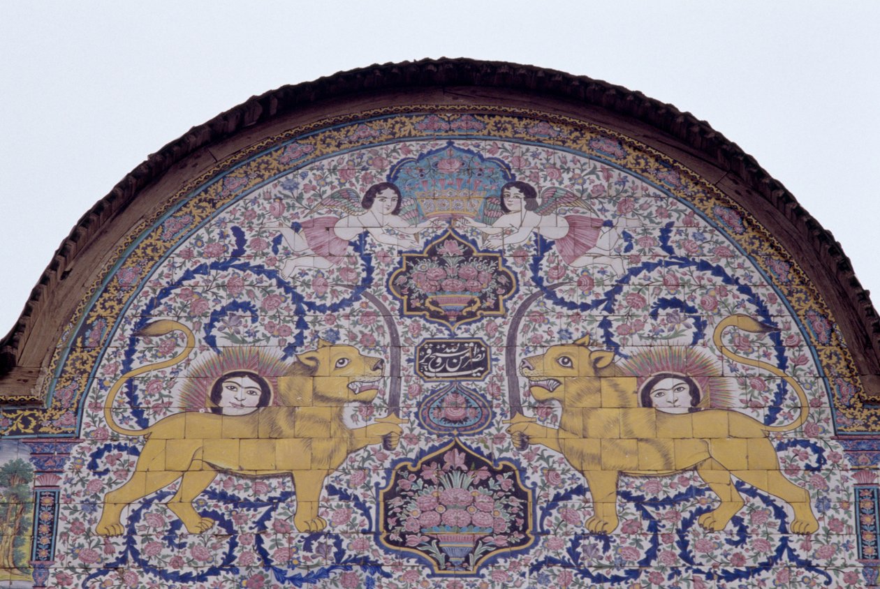 Sonne und Löwe, königliches Emblem der Kadscharen-Dynastie, polychrome Fliesendekoration an der Vorderseite des Qavam-Hauses, auch bekannt als Narenjestan e Ghavam von Unbekannt Unbekannt