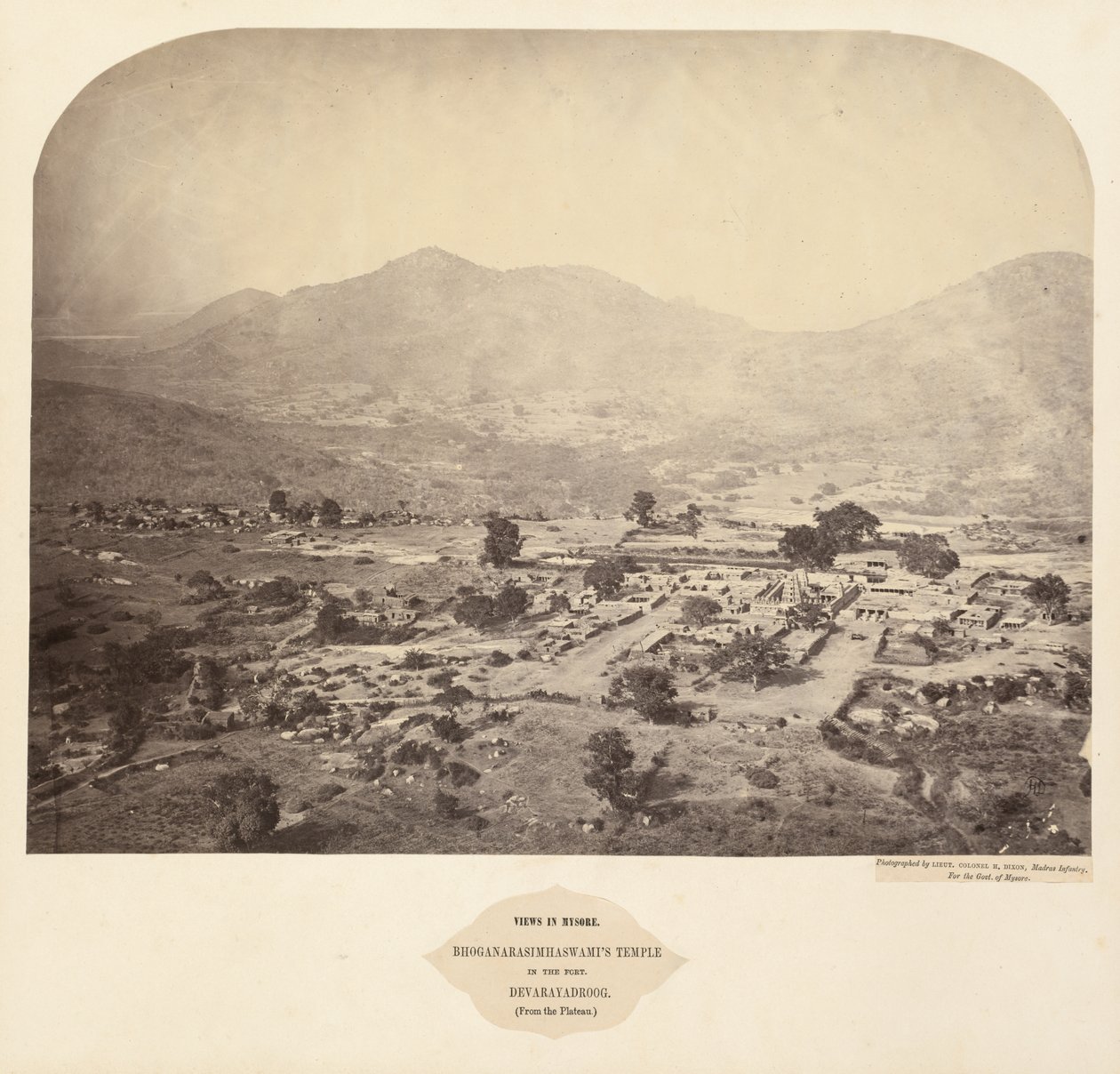 Ansichten von Mysore: Bhoganarasimhaswamis Tempel, in der Festung, Devarayadroog (vom Plateau) von Lieutenant Colonel Henry Dixon