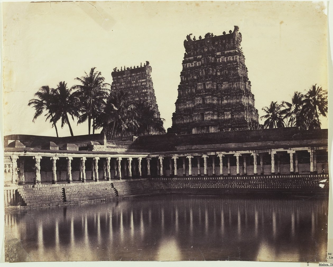 Madura. Die große Pagode, Mootoo Alaghur und Ost-Gopurum vom Tank aus, 1858 von Linnaeus Tripe