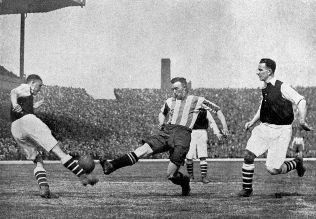 Aktion aus einem Arsenal gegen Sheffield United Fußballspiel, ca. 1927-1937 von London News Agency