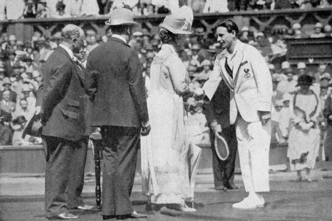 Jean Borotra erhält seine Medaille von Königin Mary auf dem Center Court, 1926 von London News Agency