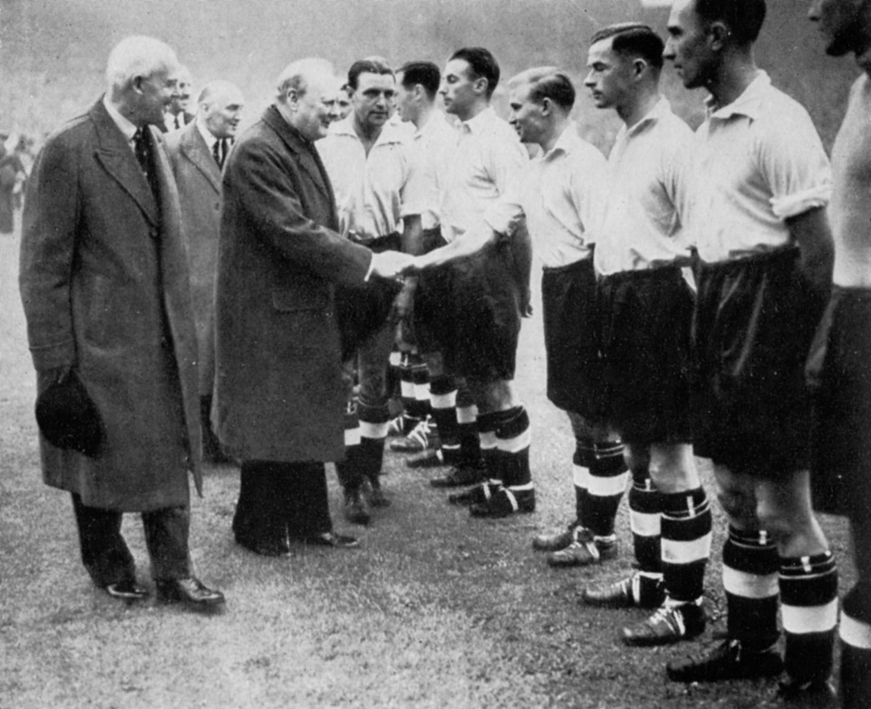 Winston Churchill begrüßt die englische Fußballmannschaft, Wembley, London, Oktober 1941 von London News Agency