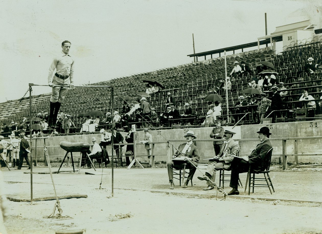 Horizontales Foto eines Athleten an einer hohen Stange mit drei zuschauenden Richtern von Louis Melsheimer