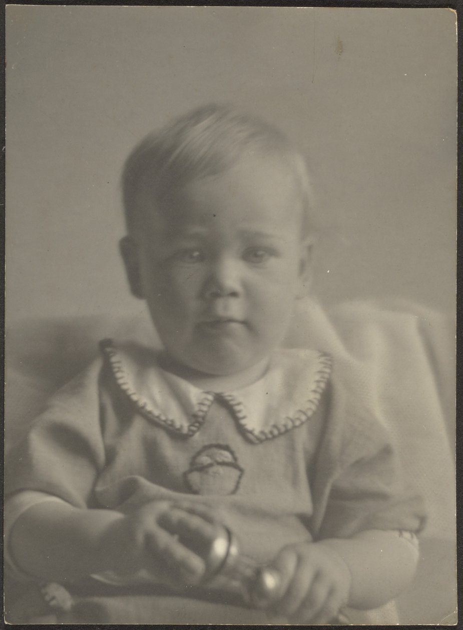 [Baby mit silberner Rassel] von Louis Fleckenstein