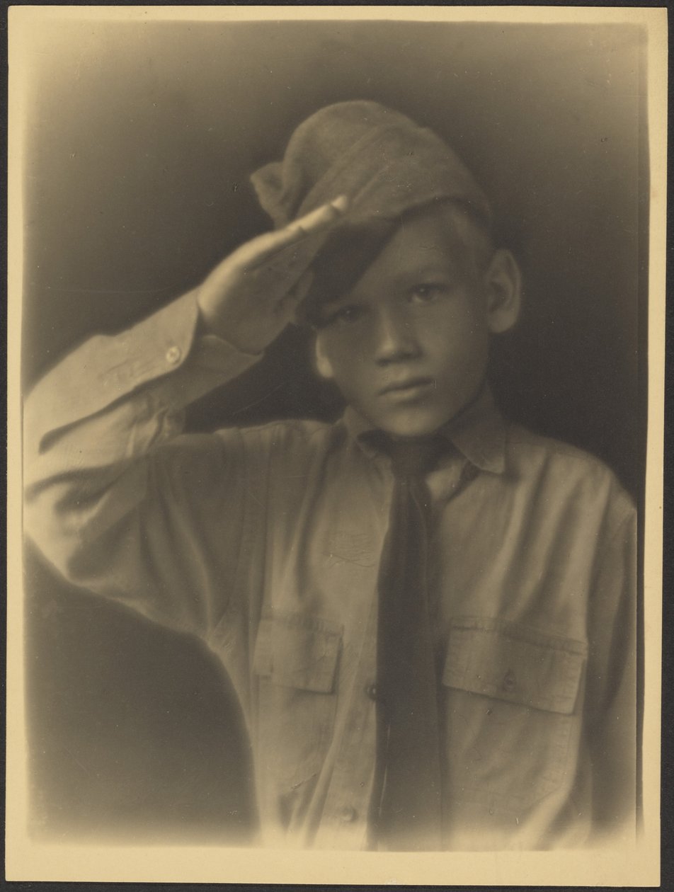 [Junge als Soldat verkleidet salutiert] von Louis Fleckenstein
