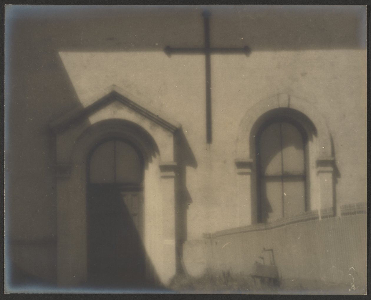 Kirchenäußeres mit Kreuz von Louis Fleckenstein
