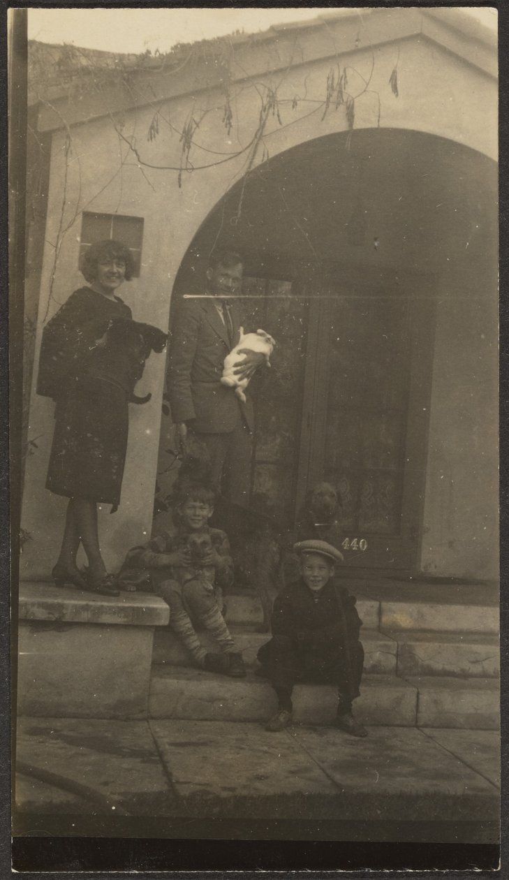 Familie vor dem Fleckenstein Studio in Long Beach von Louis Fleckenstein