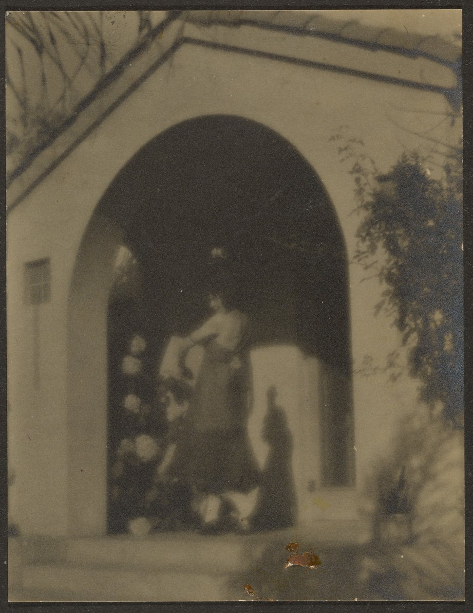 Tänzerin vor Haus von Louis Fleckenstein