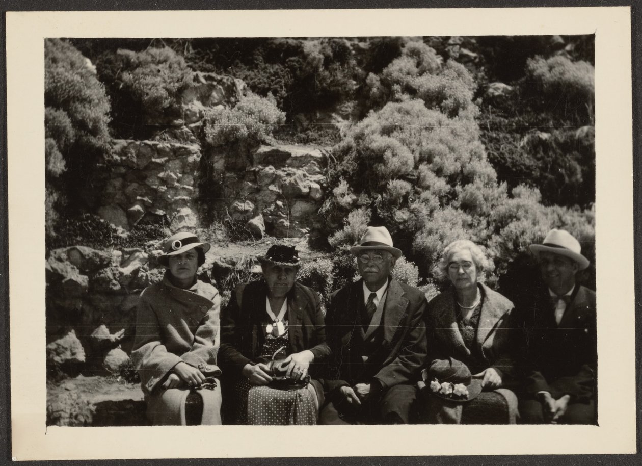 Fleckenstein und Ehefrau mit anderen auf Parkbank von Louis Fleckenstein