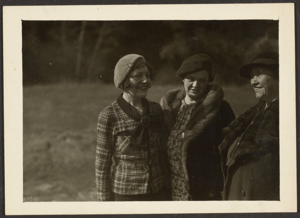 Florence und Frau Fleckenenstein mit dritter Frau draußen von Louis Fleckenstein
