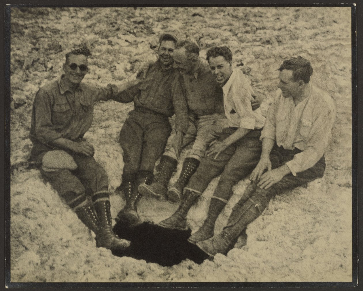 [Gruppenporträt am Eingang einer vertikalen Höhle, San Jacinto Peak] von Louis Fleckenstein