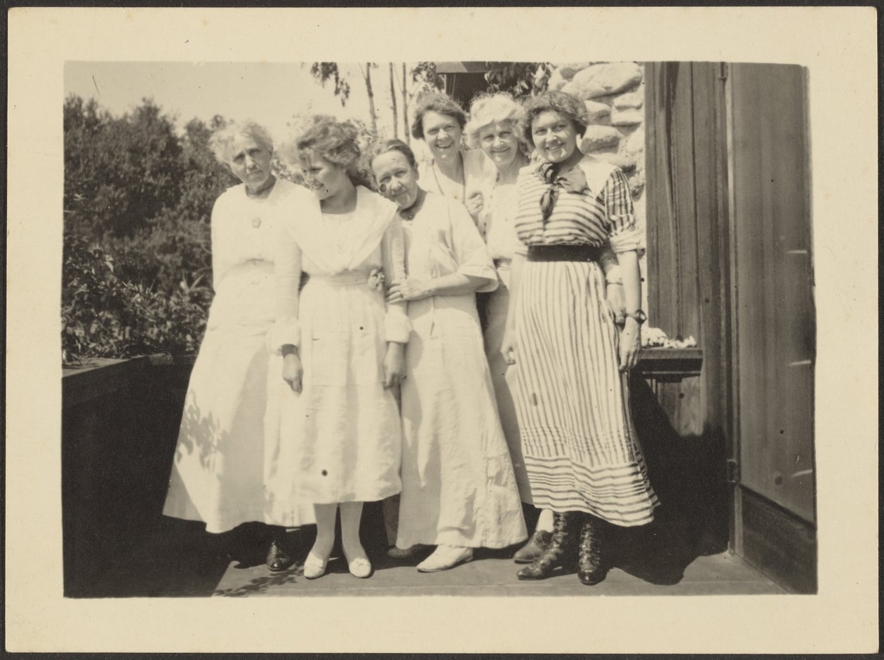 [Gruppe von Frauen auf der Veranda] von Louis Fleckenstein