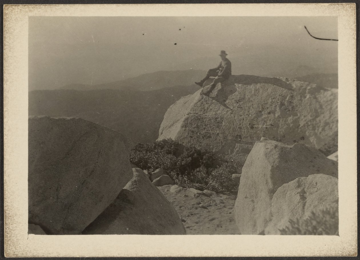 [Mann auf Felsen] von Louis Fleckenstein