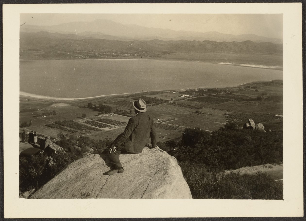 [Mann auf Felsvorsprung mit Blick auf Ackerland] von Louis Fleckenstein