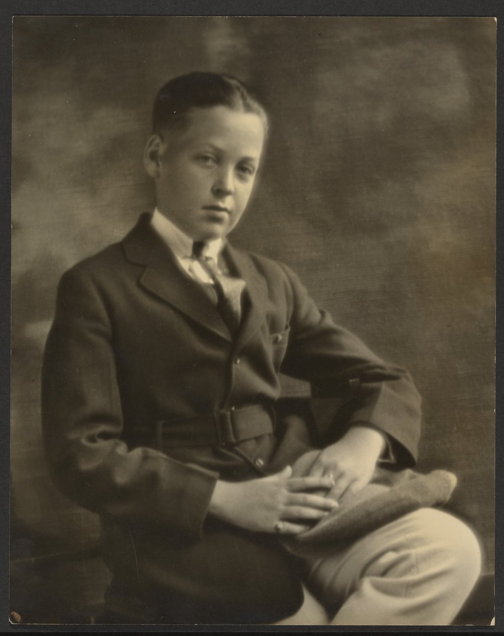 Porträt eines Jungen mit Mütze auf dem Knie von Louis Fleckenstein