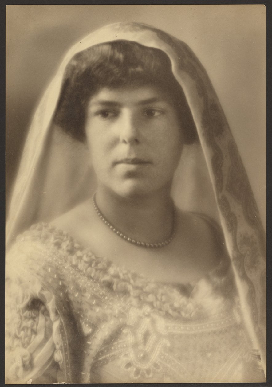 Porträt einer Braut mit Perlenkleid von Louis Fleckenstein