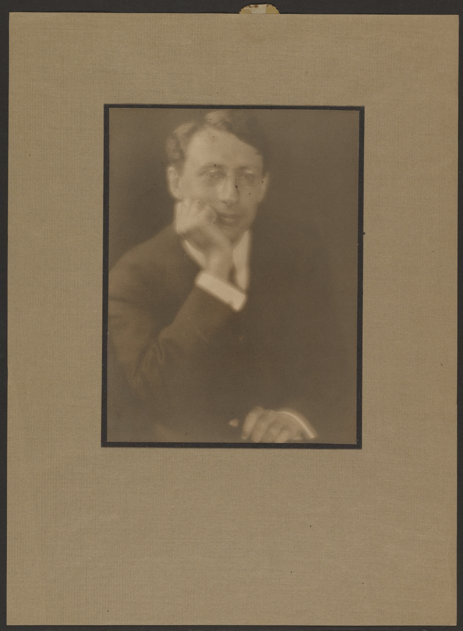 Porträt eines Mannes, der das Kinn auf die Hand stützt von Louis Fleckenstein