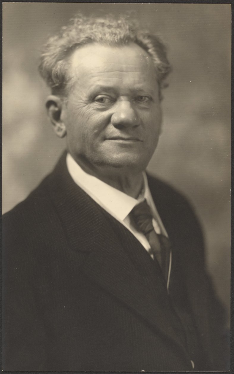 Porträt eines Mannes im schwarz gestreiften Anzug von Louis Fleckenstein
