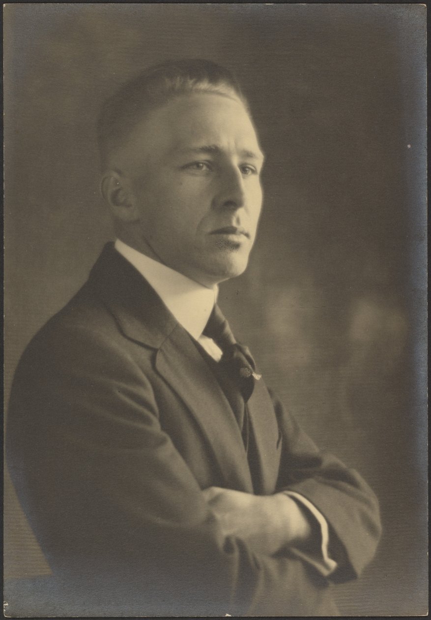 Porträt eines Mannes mit verschränkten Armen von Louis Fleckenstein