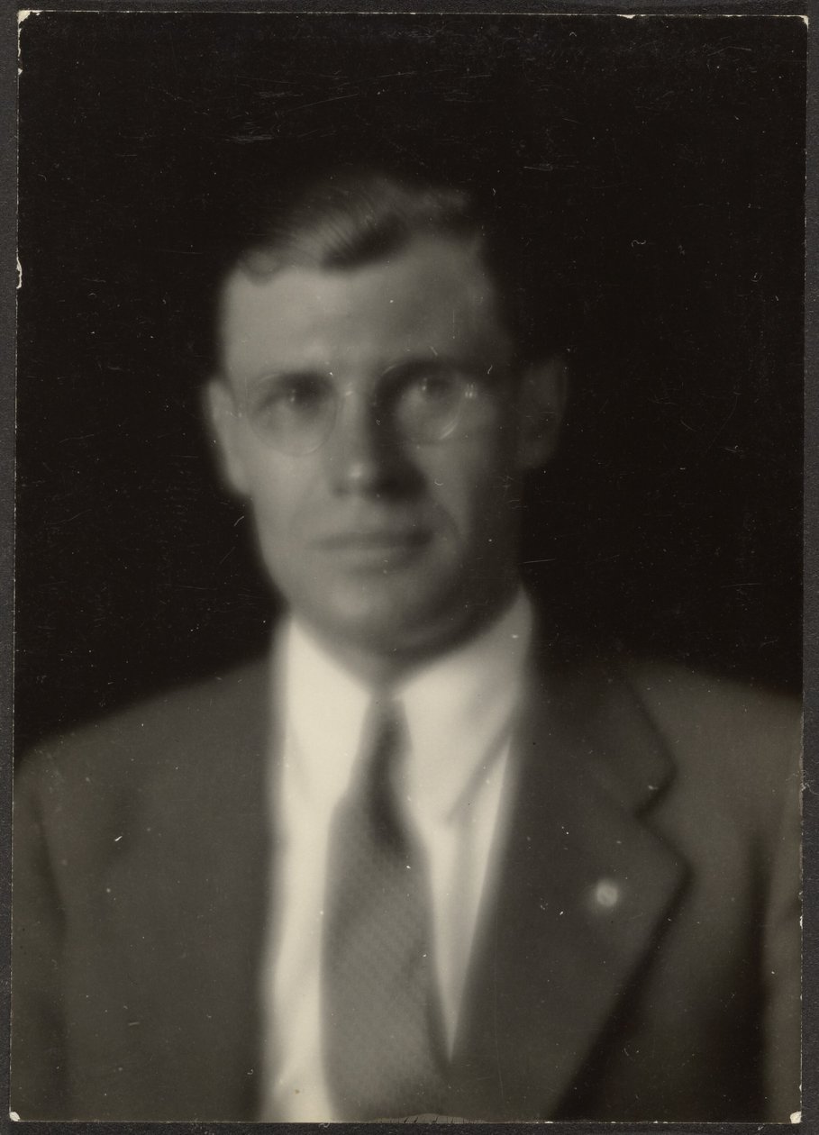 [Porträt eines Mannes mit Brille und Reversnadel] von Louis Fleckenstein