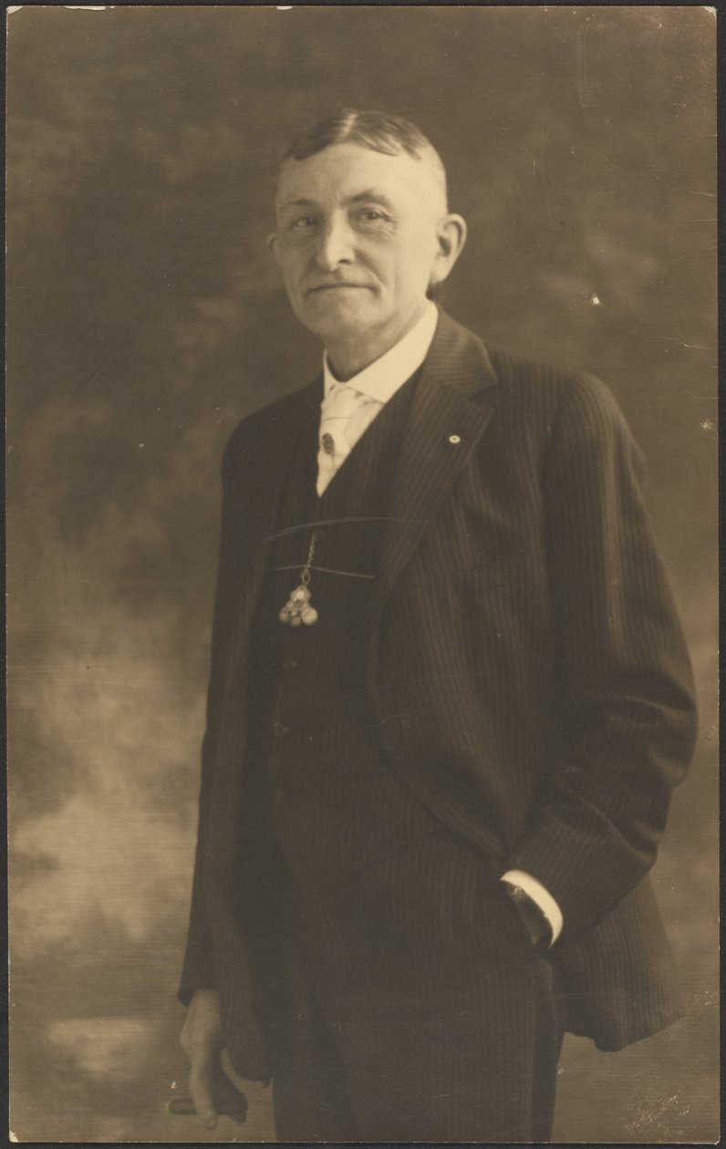 Porträt eines Mannes mit verziertem Uhrenanhänger von Louis Fleckenstein