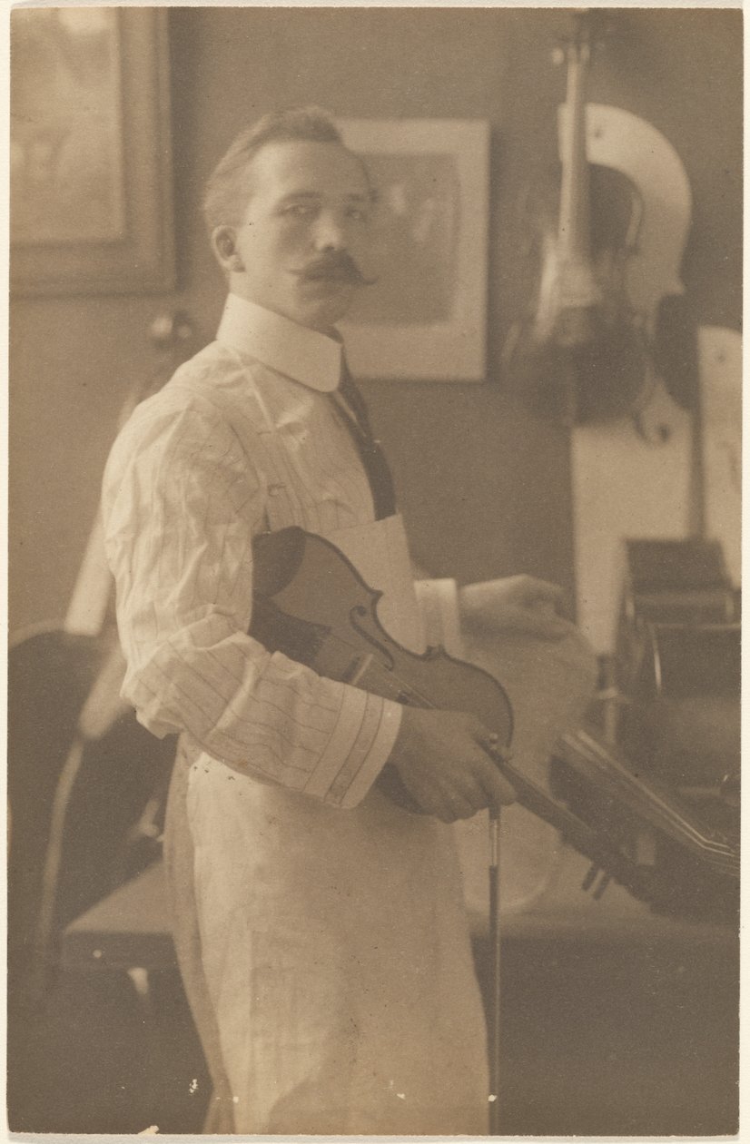 [Porträt eines Geigenbauers im Atelier] von Louis Fleckenstein