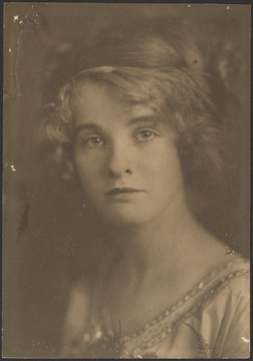 [Porträt einer Frau mit einem Blumenstrauß und Farn] von Louis Fleckenstein