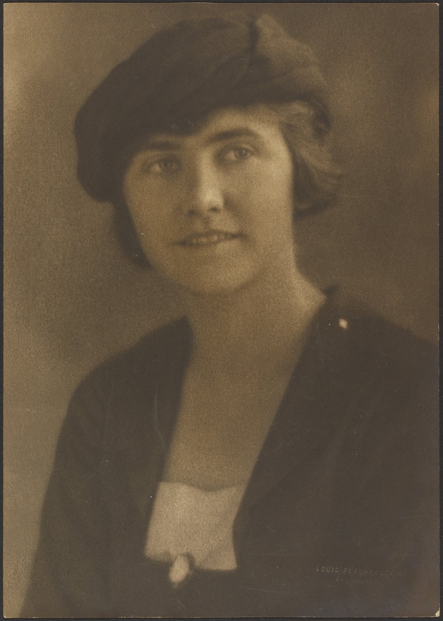 Porträt einer Frau mit Kameenadel von Louis Fleckenstein