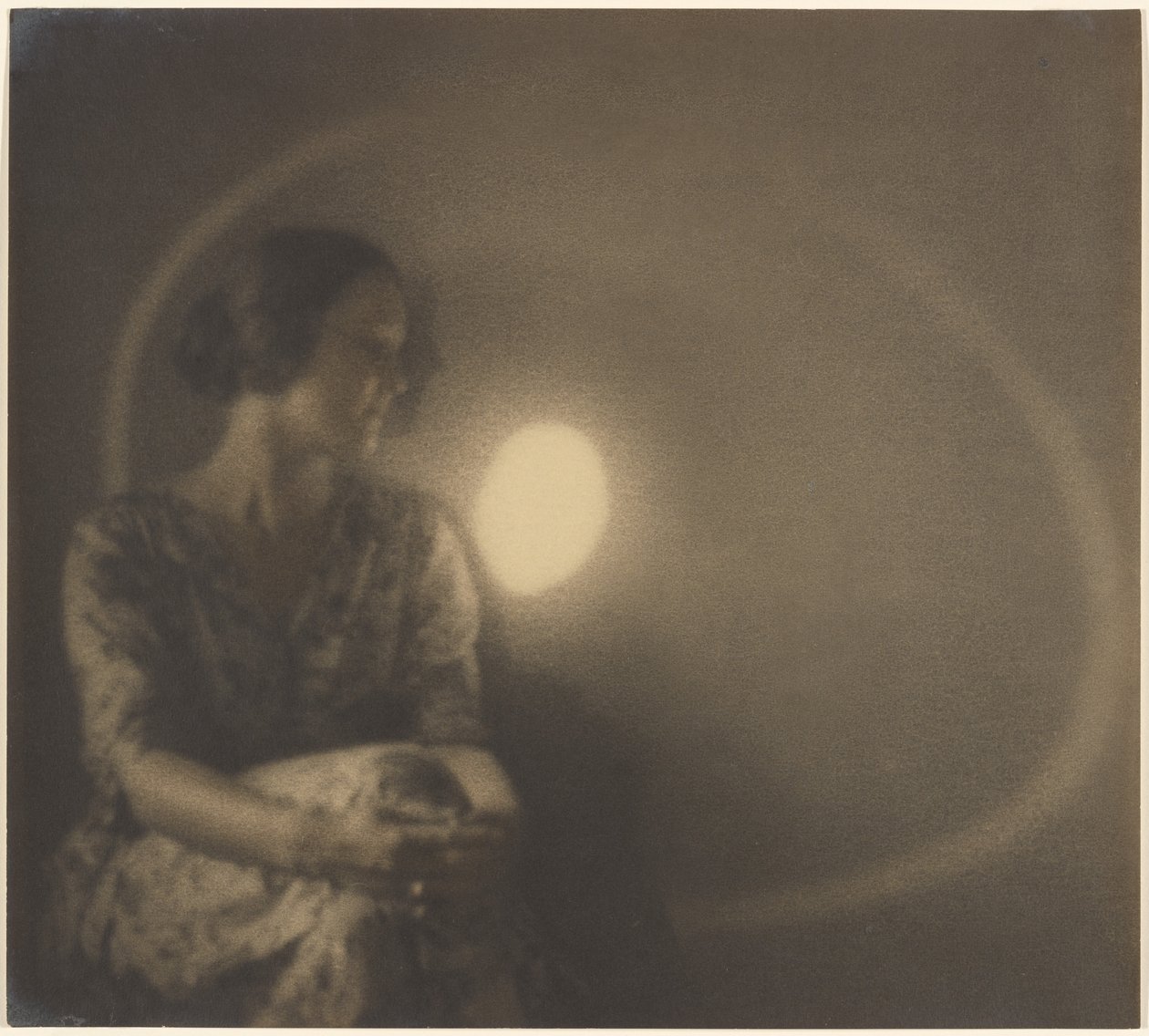 [Porträt einer Frau mit Lichtblitz und Ring] von Louis Fleckenstein
